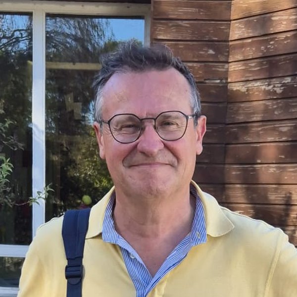 Portrait d'Éric Tallon, intervenant en sciences et mathématiques à l'EINA